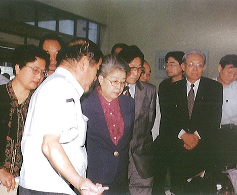 1999年省长柴松岳陪同国务院副总理吴仪参观星空体育(XINGKONG)官方网站投资企业