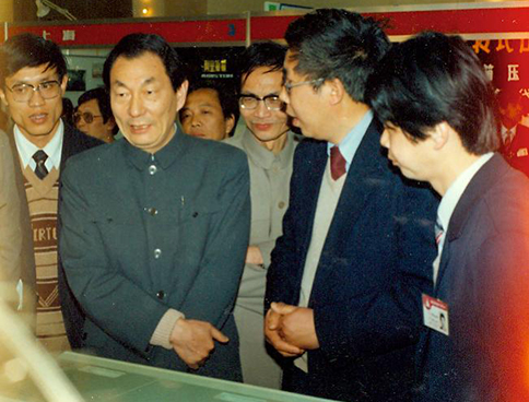 1987年时任国家经委副主任朱镕基调研视察公司